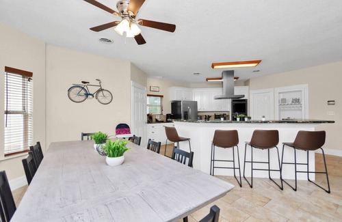 Lake Houston House | Luxe 6BR Lakehouse w/Pool + Fishing | Near IAH