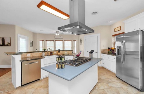 Lake Houston House | Luxe 6BR Lakehouse w/Pool + Fishing | Near IAH