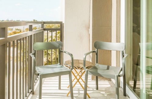Miami Gardens Condo | Luxe, dog-friendly condo with resort-style pool, playground, gym, patio, & lake