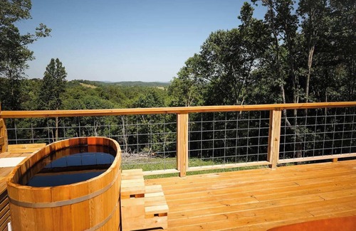 Eureka Springs Apartment | Luxe Dome with Cedar Hot Tub on deck, only 15 minutes from downtown Eureka Springs and 8 minutes from Beaver Lake.