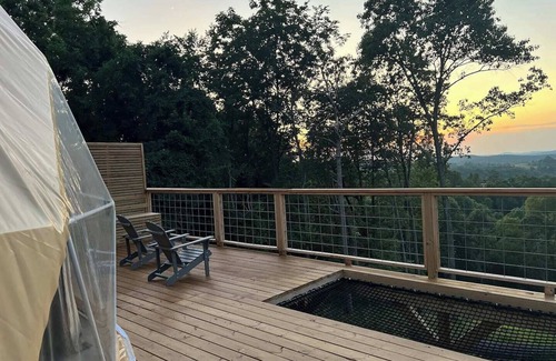 Eureka Springs Apartment | Luxe Dome with Cedar Hot Tub on deck, only 15 minutes from downtown Eureka Springs and 8 minutes from Beaver Lake.