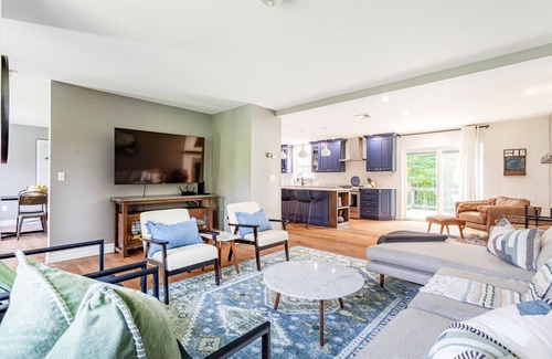 Cottekill House | Luxe Family Retreat w/FP, HT & Cabana