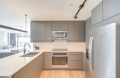 Ohio City Apartment | Luxe High-Rise 2 Mi to Dtwn Cleveland: WFH Ready!