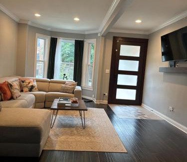 Grand Boulevard Apartment | Luxe Hyde Park Gray Stone near UofC