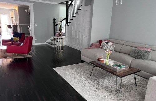 Grand Boulevard Apartment | Luxe Hyde Park Gray Stone near UofC