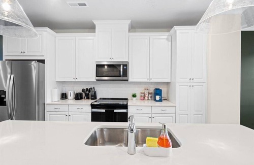 Charlotte House | Luxe King 3BR Townhouse in Uptown CLT