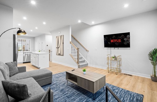 Charlotte House | Luxe King 3BR Townhouse Uptown Charlotte