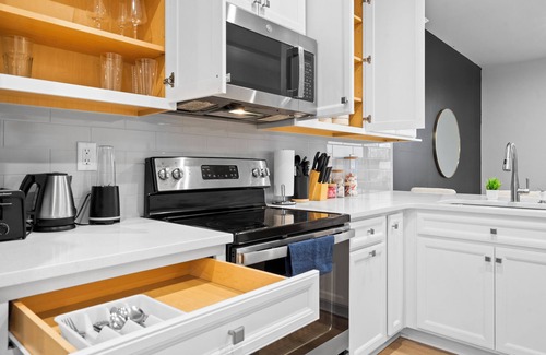 Charlotte House | Luxe King 3BR Townhouse Uptown Charlotte