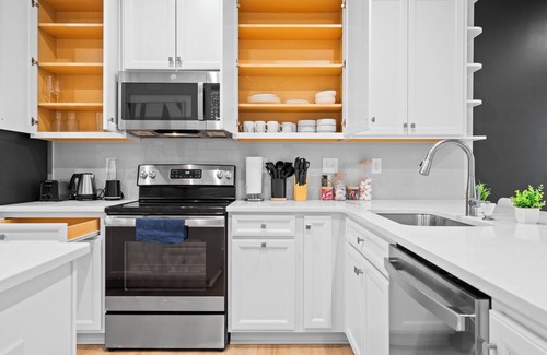 Charlotte House | Luxe King 3BR Townhouse Uptown Charlotte