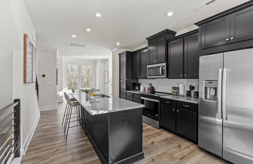 Charlotte House | Luxe King 4BR Townhouse in Uptown CLT