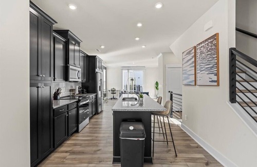 Charlotte House | Luxe King 4BR Townhouse in Uptown CLT