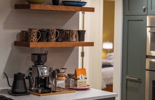 Wallingford House | Luxe King Suite + Steps 2 Lake Union + Chef's Kitchen