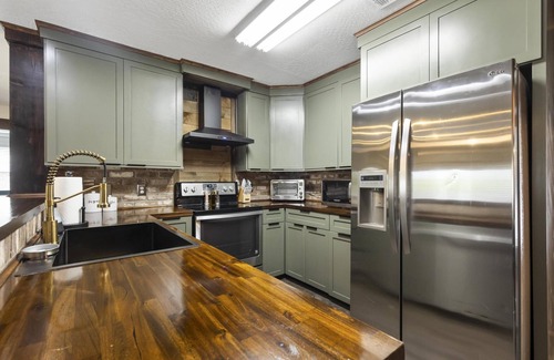 Hattiesburg House | Luxe Midtown Gem, Walk to USM - The Longleaf House