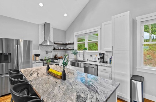 Swannanoa House | LUXE, Minutes to Ashville, HotTub, FirePit, Epic Mtn Views