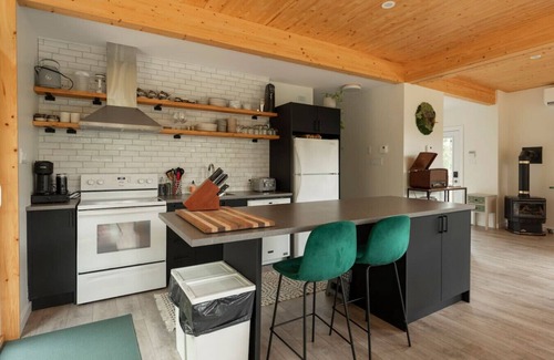 St-Adolphe-d'Howard Ski Chalet | Luxe Mountain Escape | Hot Tub Fireplace Cozy