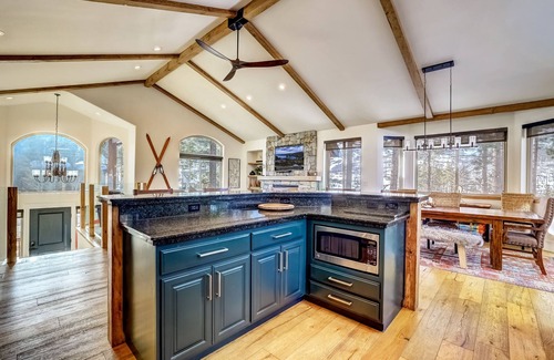 South Lake Tahoe House | Luxe Mountain Chalet - Hot tub, Man Cave, Foosball, Peloton