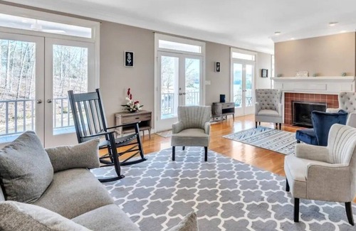 Killen House | Luxe Private Waterfront Getaway in Killen!
