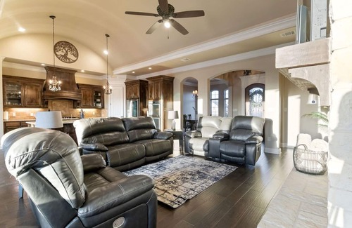 Granbury Resort | Luxe Retreat:Saltwater Pool & Spa, Jacuzzi Tub, Chefs Kitchen, EV Charger & more