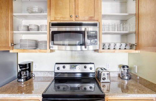 San Bruno Apartment | Luxe San Bruno 2BR w/Pool, Gym, W/D, near trains + shops, by Blueground