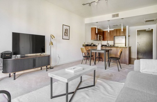 The Villas Apartment | Luxe Santana Row 1BR w/Pool & Gym, 10 mins to Google, by Blueground