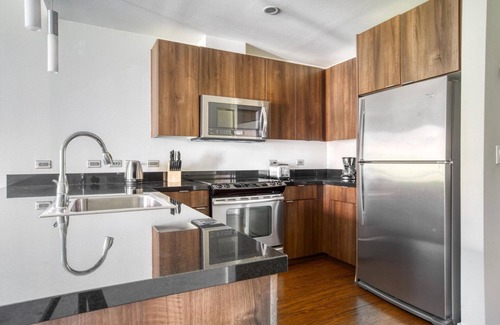 The Villas Apartment | Luxe Santana Row 1BR w/Pool & Gym, 10 mins to Google, by Blueground