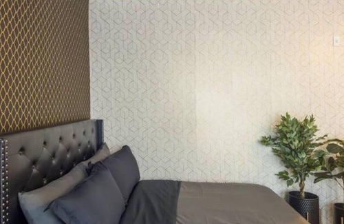 Assembly Square House | Luxe Studio, King Bed, Fast Wi-Fi, Work Desk, Gym