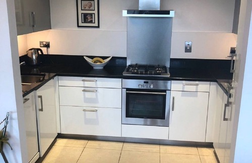 Dun Laoghaire Apartment | Luxurious 2 Bed 1,400 sq ft Apartment in Dunlaoire free parking