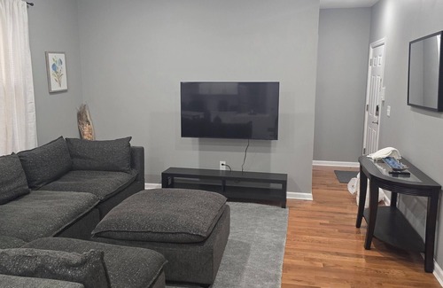 Lower Vailsburg Apartment | Luxurious 2-bedroom apartment with WiFi, AC in tranquil Irvington