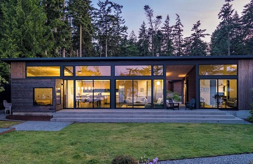Coupeville House | Luxurious 2- Bedroom Beachfront Getaway – Your Coastal Escape Awaits