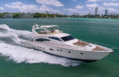 Mid Beach Boat Rental | Luxurious 3 bedroom yacht