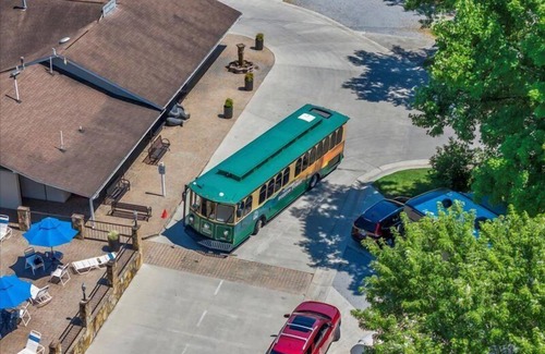 Gatlinburg - Pigeon Forge RV Rental | Luxurious 4BR Mountain Haven with Parking