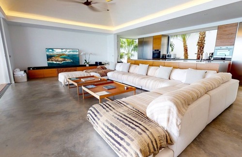 Camaruche Villa | Luxurious 5 BDRM Modern Villa w Pool