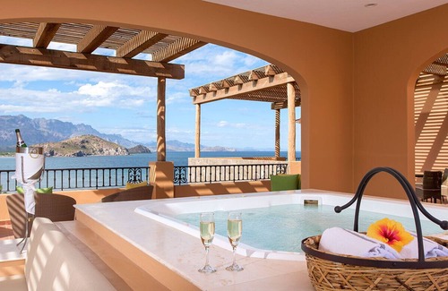Nopolo Apartment | Luxurious Beachfront Escape in Loreto, Perfect for Relaxation & Adventure