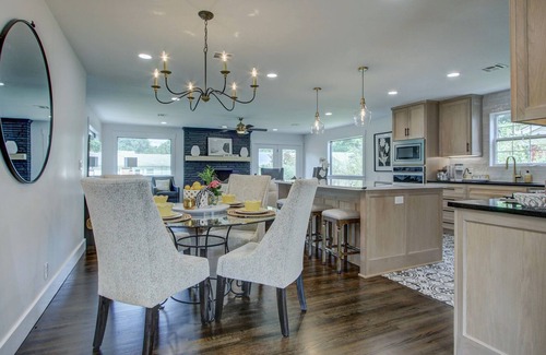 Tulsa Cabin | Luxurious Brookside HideAway Central to All Things Tulsa!