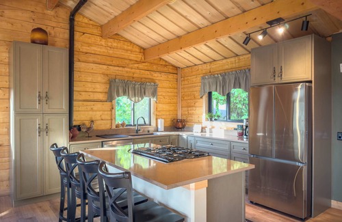 Palmer Cabin | Luxurious Cabin in Alaska w/Hot Tub & Cedar Sauna