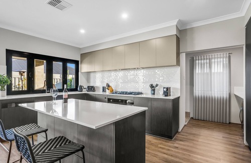 Eglinton House | Luxurious coastal retreat by Swan BnB Management