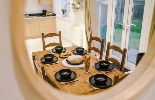Chester House | Luxurious Cosy 4BR Home Cheshire