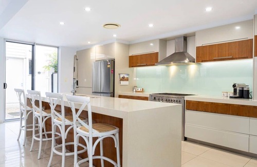 Twin Waters House | Luxurious Escape Close to the Canal - Twin Waters