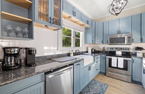 Palm Harbor House | Luxurious Escape Sleeps 9 with Private Pool & Spa