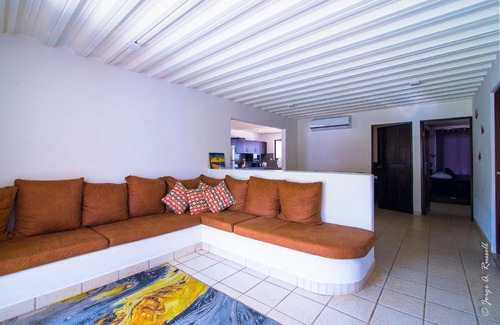 Jaco House | Luxurious Hideaway with Pool and Rooftop Deck