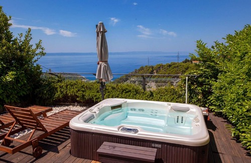 Makarska House | Luxurious Holiday Home in Makarska with Hot Tub