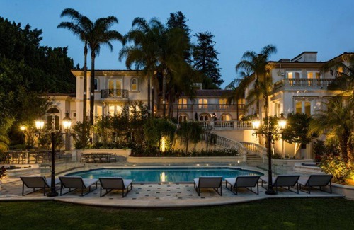 Bel Air House | Luxurious Home with Private Hot Tub, Free WiFi, Ping-Pong Table, Game Room