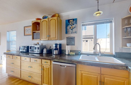 Bandon House | Luxurious house w/great room, woodstove & beach nearby - dogs OK