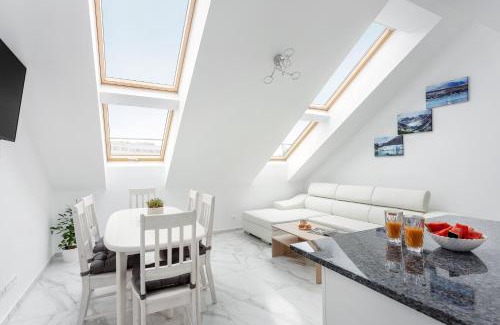 Old Town Apartment | Luxurious Kaunas Basilica Apartment in Old Town by Urban Rent