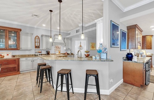 Auburndale House | Luxurious lakefront/pool home near theme parks in Florida