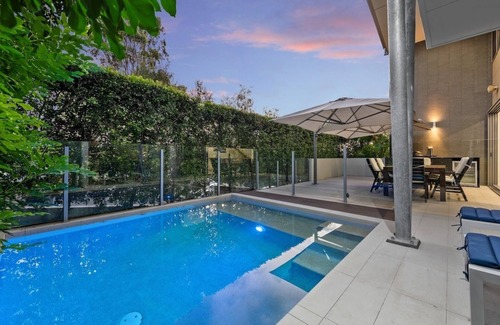 Bulimba House | Luxurious Living! Luxury 3-Bedroom in Prime Location! with Pool in Balmoral