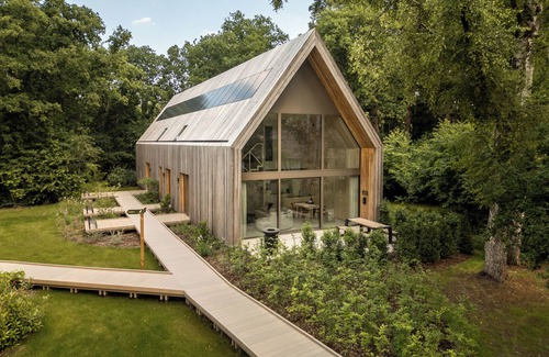 Zolder House | Luxurious lodge for 4, bathed in natural light, located in the green heart of Belgian Limburg.