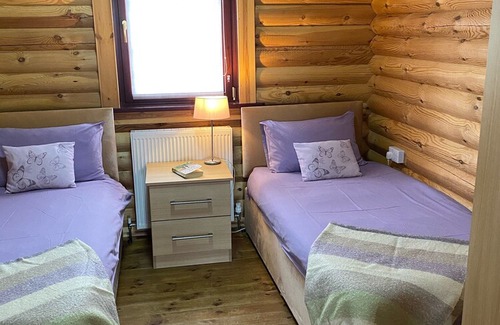 Allendale Cabin | Luxurious Log cabin with hot tub- Whitfield