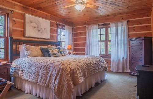 Sugar Grove House | Luxurious Mountain Retreat with Hot Tub Jacuzzi Suite & Wood-Burning Fireplace - 10 Min to Boone