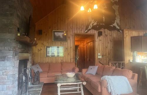 Sugar Grove House | Luxurious Mountain Retreat with Hot Tub Jacuzzi Suite & Wood-Burning Fireplace - 10 Min to Boone